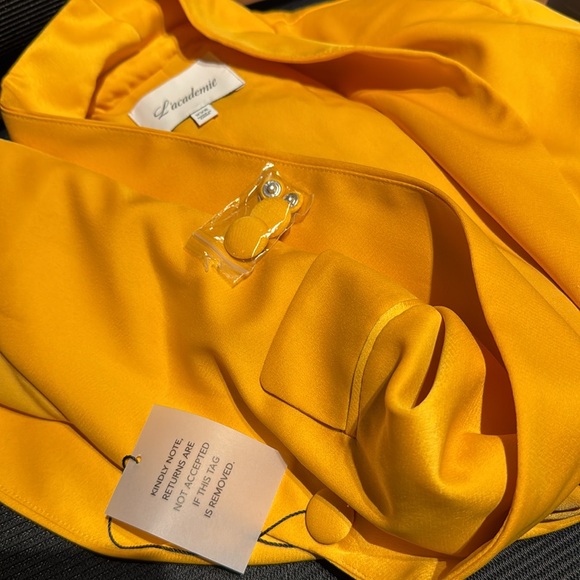 NWOT The Fleur Blazer in Mustard Yellow
L'Academie Size XXS - Picture 6 of 7